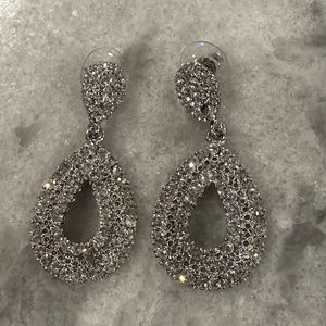New, beautiful a land sparkly rhinestone drop earrings.  No flaws.  Never worn
